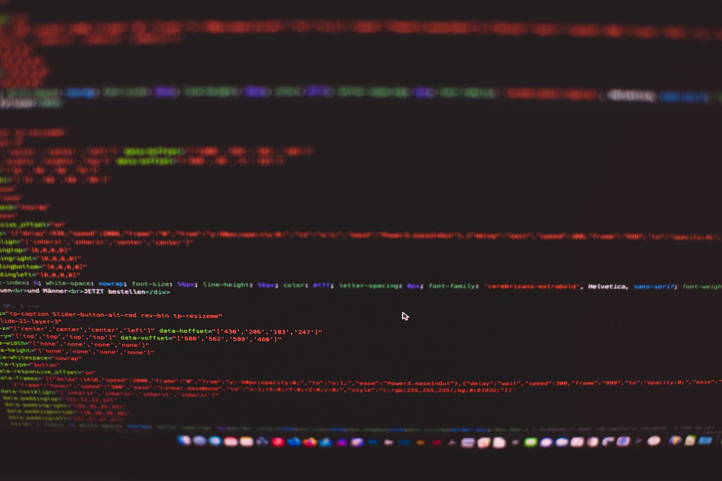 Leuchtende Codezeilen auf einem dunklen Computermonitor.